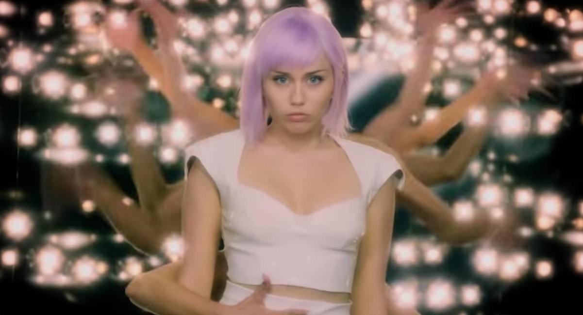Miley Cyrus canta Nine Inch Nails na série ‘Black Mirror’; assista