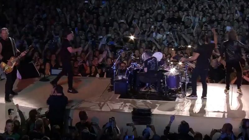 Fã de 13 anos toca bateria com Metallica em show em Amsterdã; assista