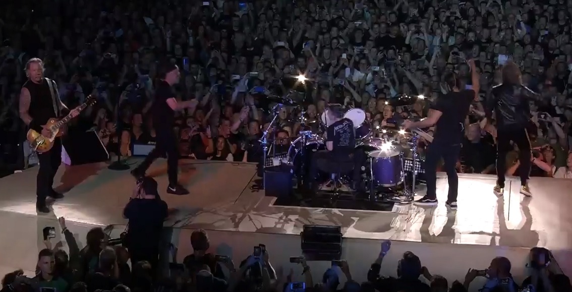 Fã de 13 anos toca bateria com Metallica em show em Amsterdã; assista