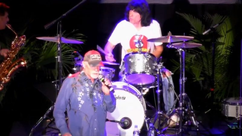 Marky Ramone toca com Mike Love, dos Beach Boys, cover de ‘Rockaway Beach’; assista