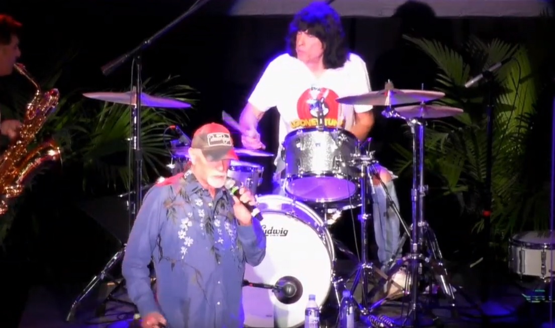 Marky Ramone toca com Mike Love, dos Beach Boys, cover de ‘Rockaway Beach’; assista