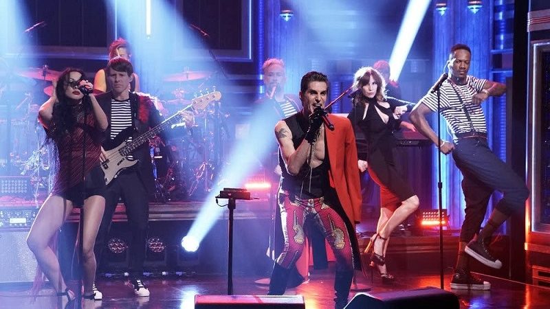 Perry Farrell apresenta ‘Pirate Punk Politician’ no ‘The Tonight Show’; assista