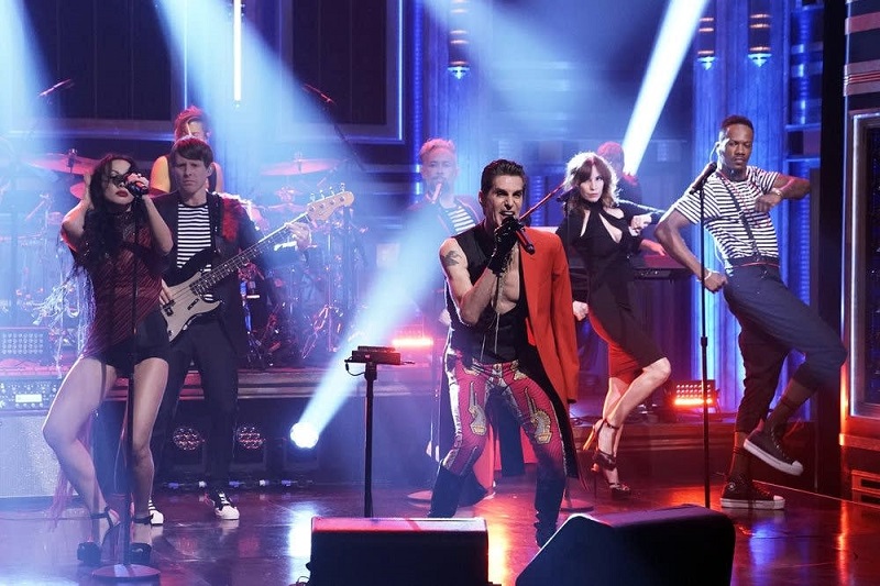 Perry Farrell apresenta ‘Pirate Punk Politician’ no ‘The Tonight Show’; assista