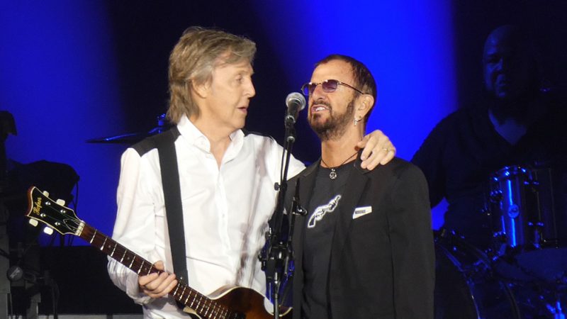 Paul McCartney e Ringo Starr tocam juntos clássicos dos Beatles em Los Angeles; assista