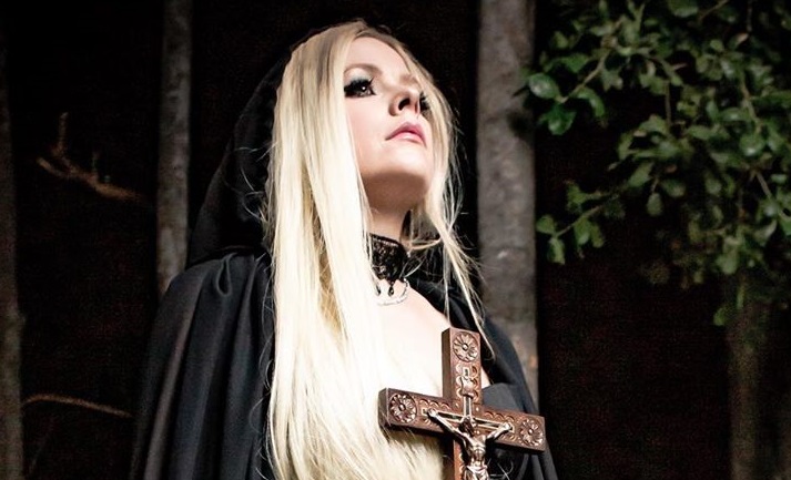 Avril Lavigne lança clipe de ‘I Fell in Love with the Devil’; assista