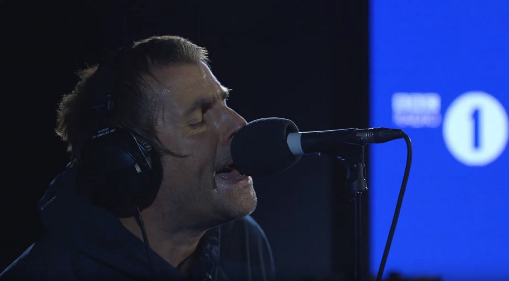 Liam Gallagher apresenta versões intimistas de ‘Champagne Supernova’ e ‘Once’ na BBC; assista