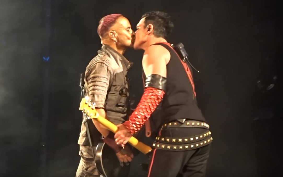 Guitarristas do Rammstein se beijam em show na Rússia em protesto contra leis anti-LGBT
