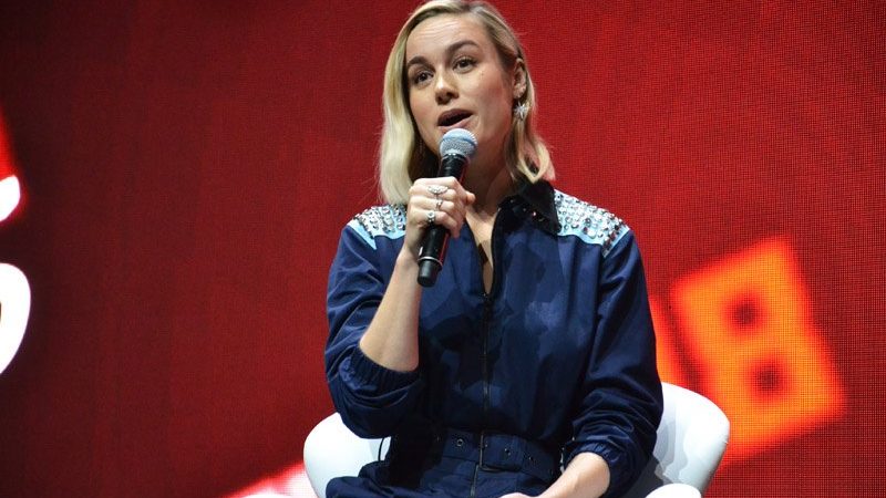 Brie Larson ganha guitarra de Nancy Wilson, do Heart, e divulga vídeo tocando Ariana Grande