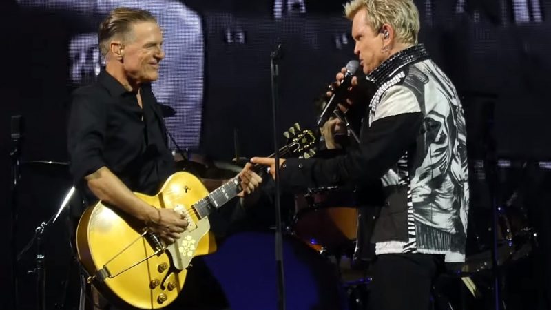 Bryan Adams e Billy Idol cantam juntos ‘C’mon Everybody’, clássico de Eddie Cochran