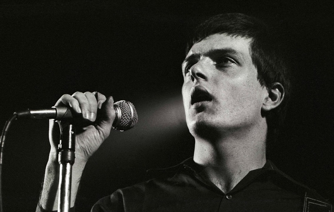 Túmulo de Ian Curtis, do Joy Division, é vandalizado