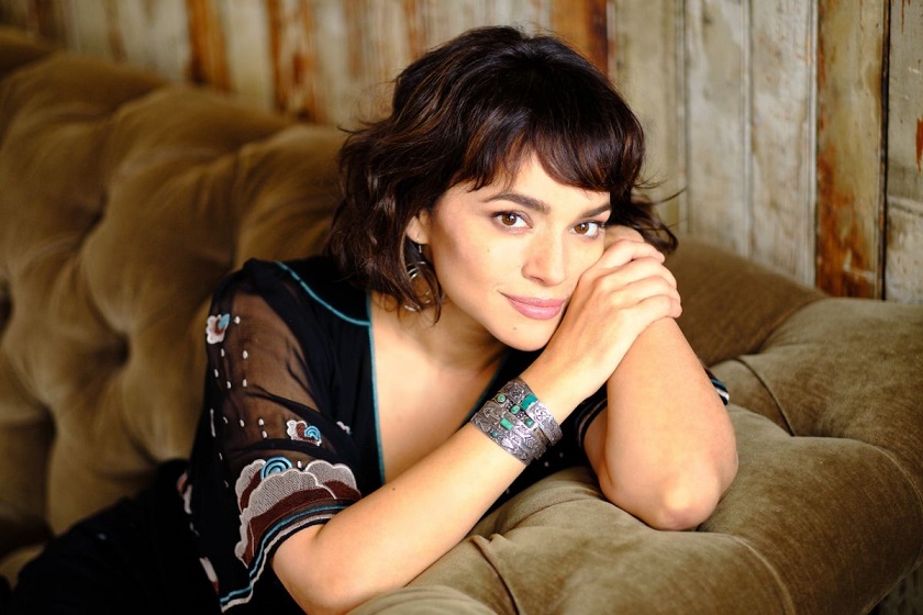 Norah Jones divulga versão de ‘Patience’, do Guns N’ Roses, durante quarentena