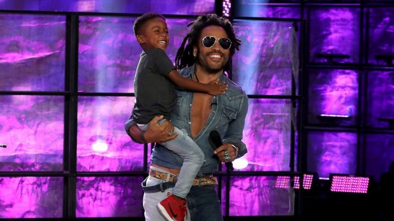 Lenny Kravitz surpreende fã mirim em programa de TV; assista