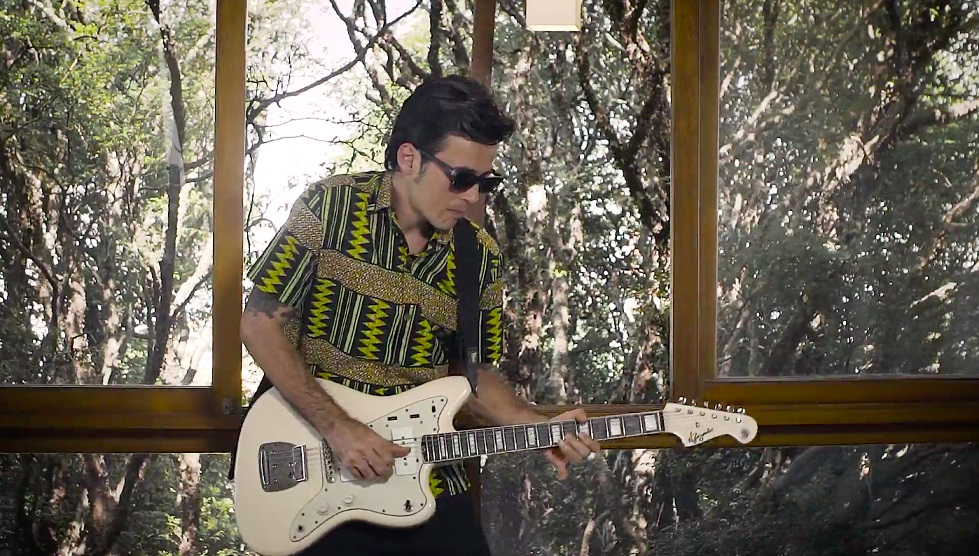 Lúcio Maia, guitarrista da Nação Zumbi, lança primeiro clipe solo