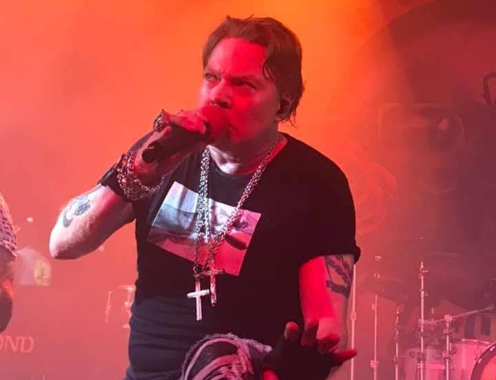Axl Rose estreia novo visual em retorno do Guns N’ Roses aos palcos; assista