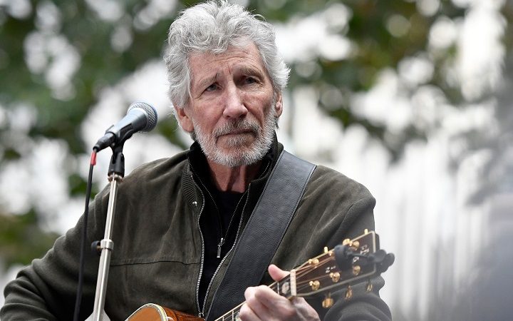 Roger Waters toca clássico do Pink Floyd em apoio a fundador do Wikileaks