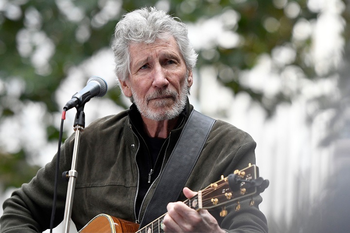 Roger Waters toca clássico do Pink Floyd em apoio a fundador do Wikileaks