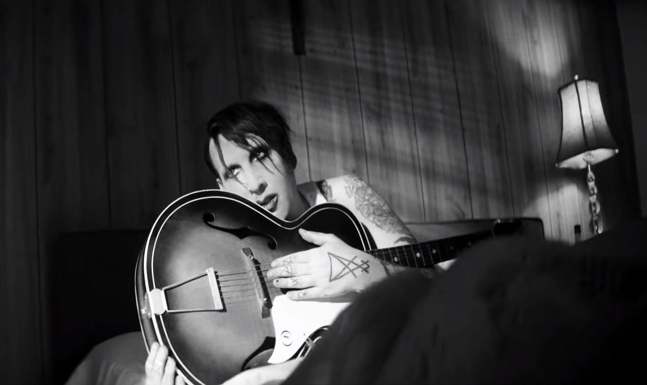 Marilyn Manson lança versão de ‘God Gonna Cut You Down’; assista clipe