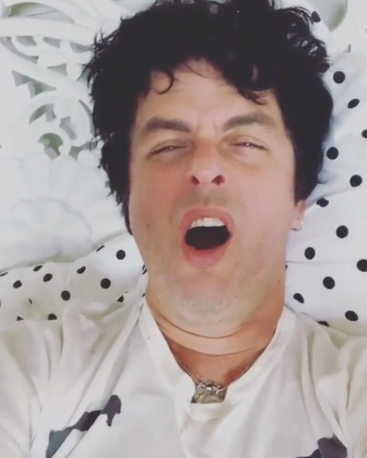 Green Day: Billie Joe Armstrong entra na brincadeira e ‘acorda’ no primeiro dia de outubro