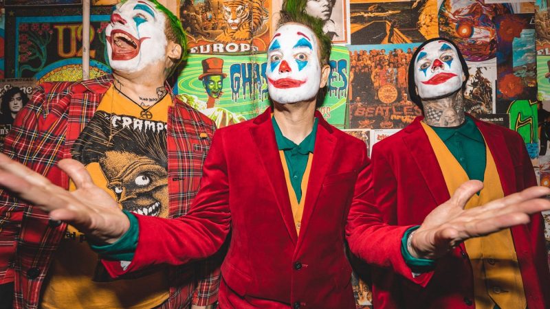 Blink-182 se veste de Coringa e toca cover do Misfits; assista