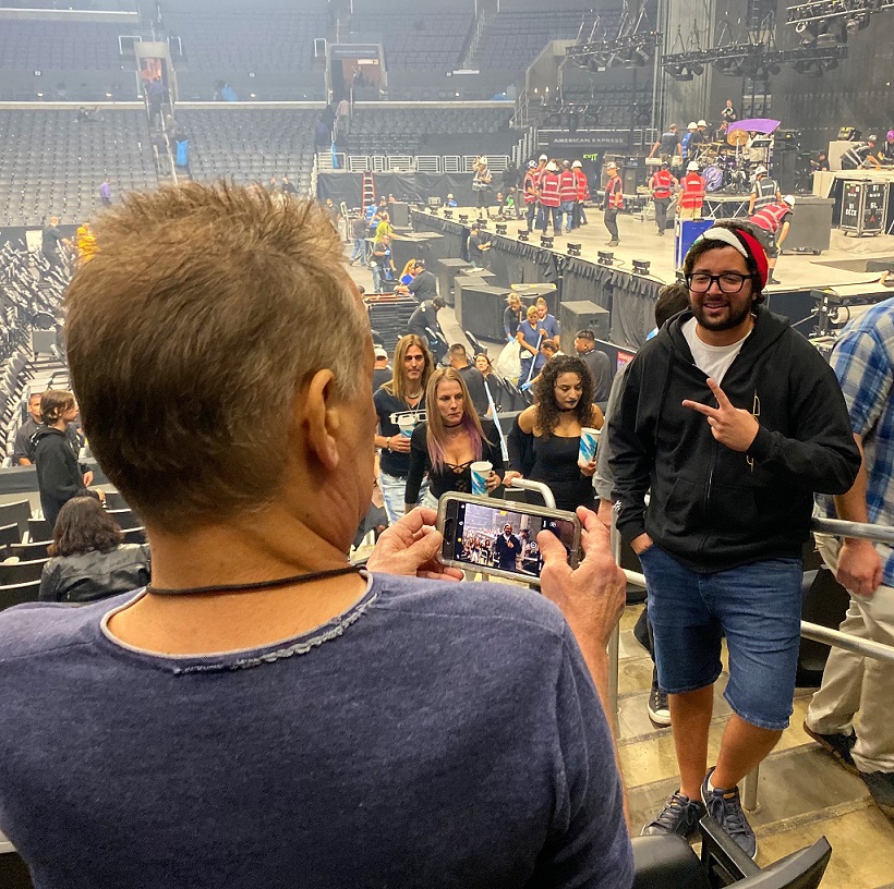 Fã do Tool não reconhece Eddie Van Halen e pede para tirar foto do show
