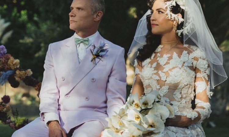 Flea, do Red Hot Chili Peppers, se casa com estilista Melody Ehsani