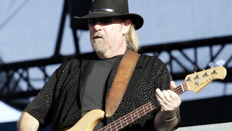 Larry Junstrom, baixista do Lynyrd Skynyrd e 38 Special, morre aos 70 anos