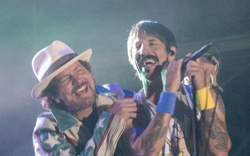 Red Hot Chili Peppers e Eddie Vedder tocam clássico do The Cars