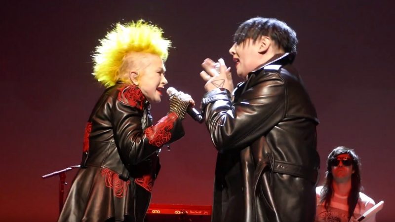 Cyndi Lauper divide palco com Marilyn Manson e Henry Rollins em evento beneficente; assista
