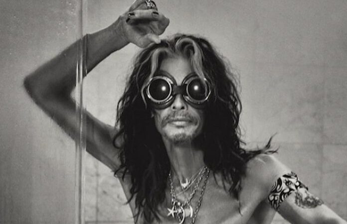 Steven Tyler, do Aerosmith, posa nu para fotógrafo fã