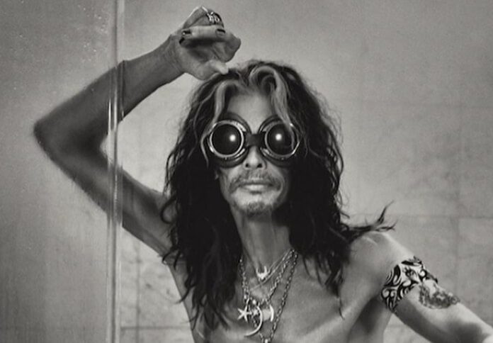 Steven Tyler, do Aerosmith, posa nu para fotógrafo fã