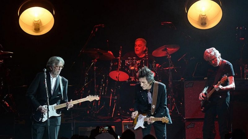 Eric Clapton, Roger Waters e Ronnie Wood tocam em show tributo a Ginger Baker