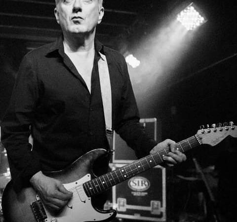 Andy Gill, guitarrista e fundador do Gang of Four, morre aos 64 anos