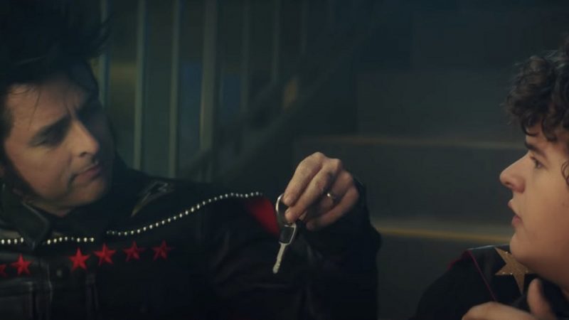 Green Day lança clipe de ‘Meet Me On The Roof’ com ator de ‘Stranger Things’