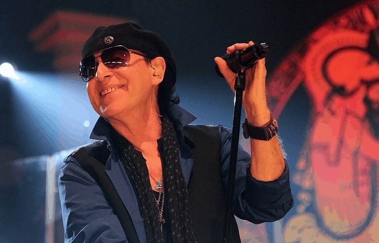 Klaus Meine retorna aos palcos com Scorpions após cirurgia de emergência