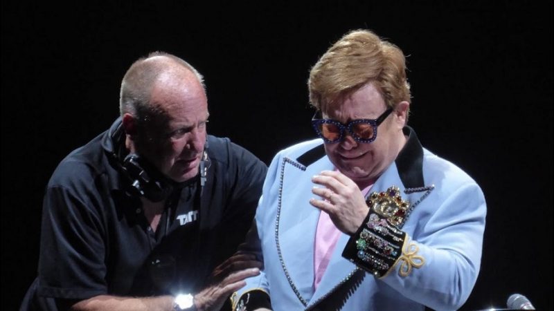 Elton John perde a voz em show na Nova Zelândia por causa de pneumonia