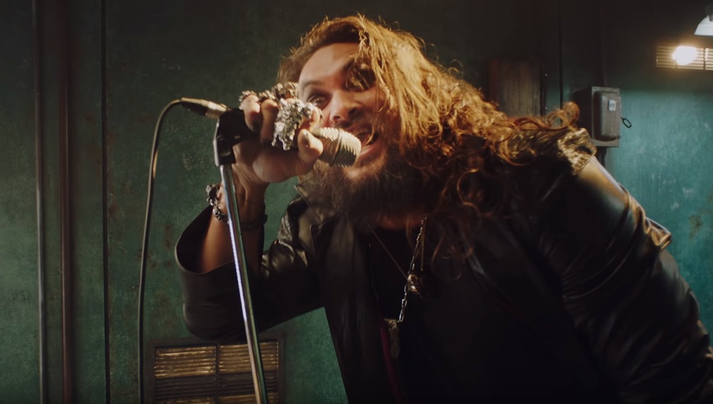 Jason Momoa incorpora Ozzy Osbourne no teaser de ‘Scary Little Green Men’; confira