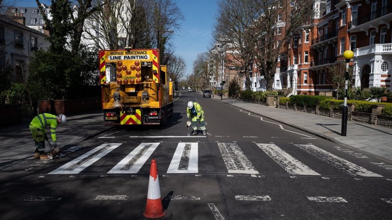 Faixa de pedestres da Abbey Road recebe nova pintura durante quarentena