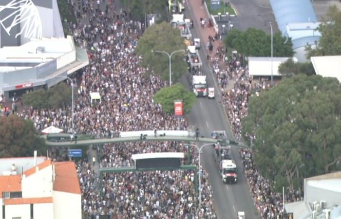 AC/DC: desfile com 150 mil pessoas homenageia Bon Scott