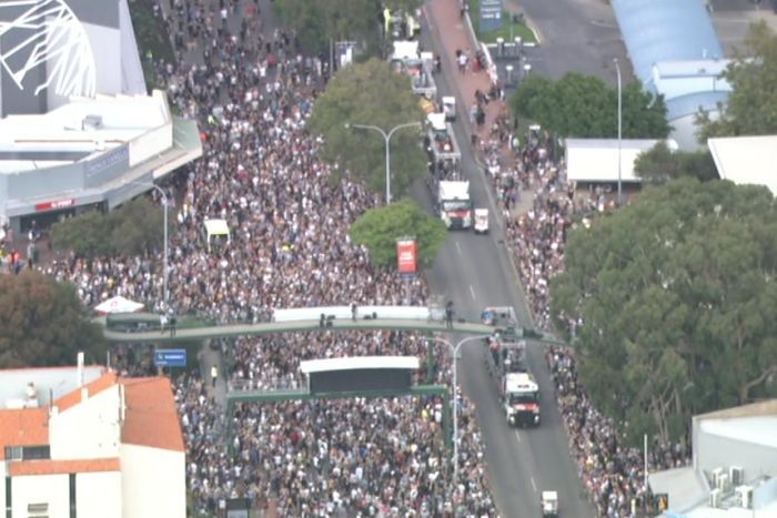 AC/DC: desfile com 150 mil pessoas homenageia Bon Scott