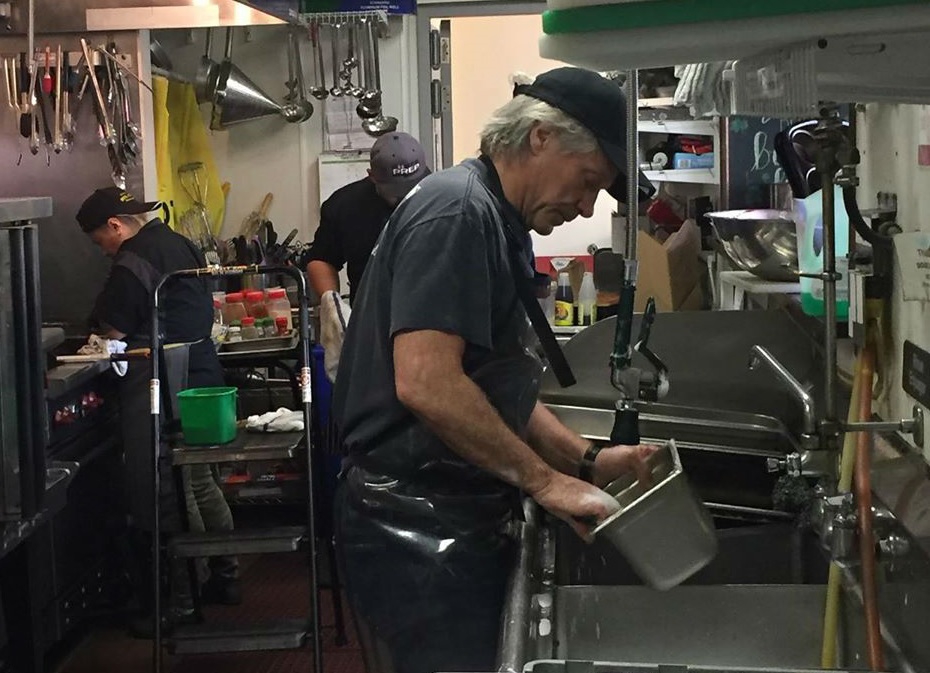 Jon Bon Jovi lava louça em seu restaurante comunitário: ‘faça o que você pode’