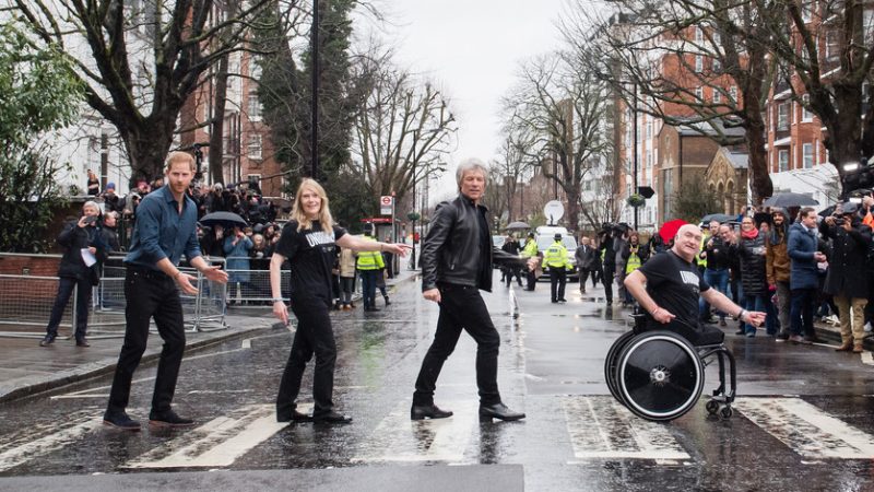 Jon Bon Jovi e Príncipe Harry gravam música juntos e recriam capa dos Beatles na Abbey Road