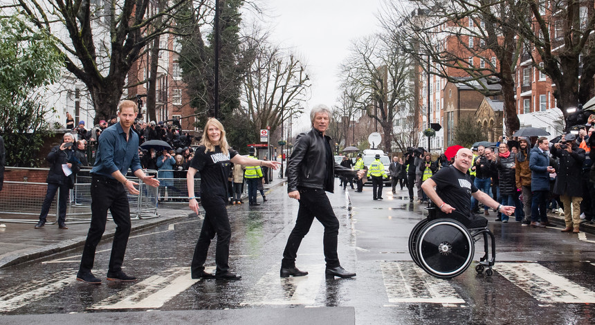 Jon Bon Jovi e Príncipe Harry gravam música juntos e recriam capa dos Beatles na Abbey Road