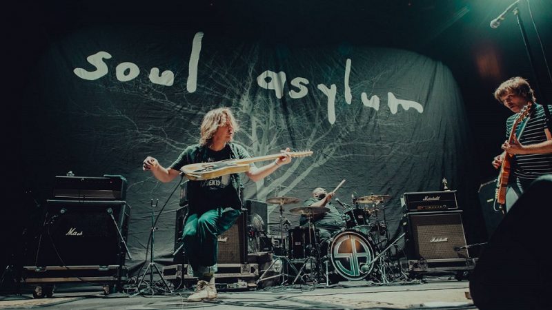 Soul Asylum anuncia novo álbum e lança a inédita ‘Social Butterfly’; ouça