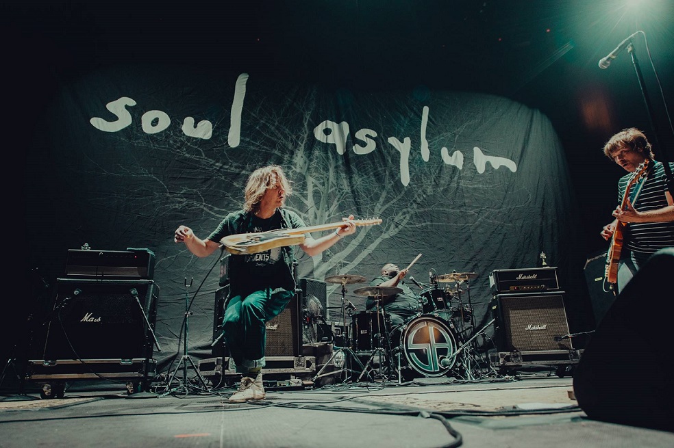 Soul Asylum anuncia novo álbum e lança a inédita ‘Social Butterfly’; ouça