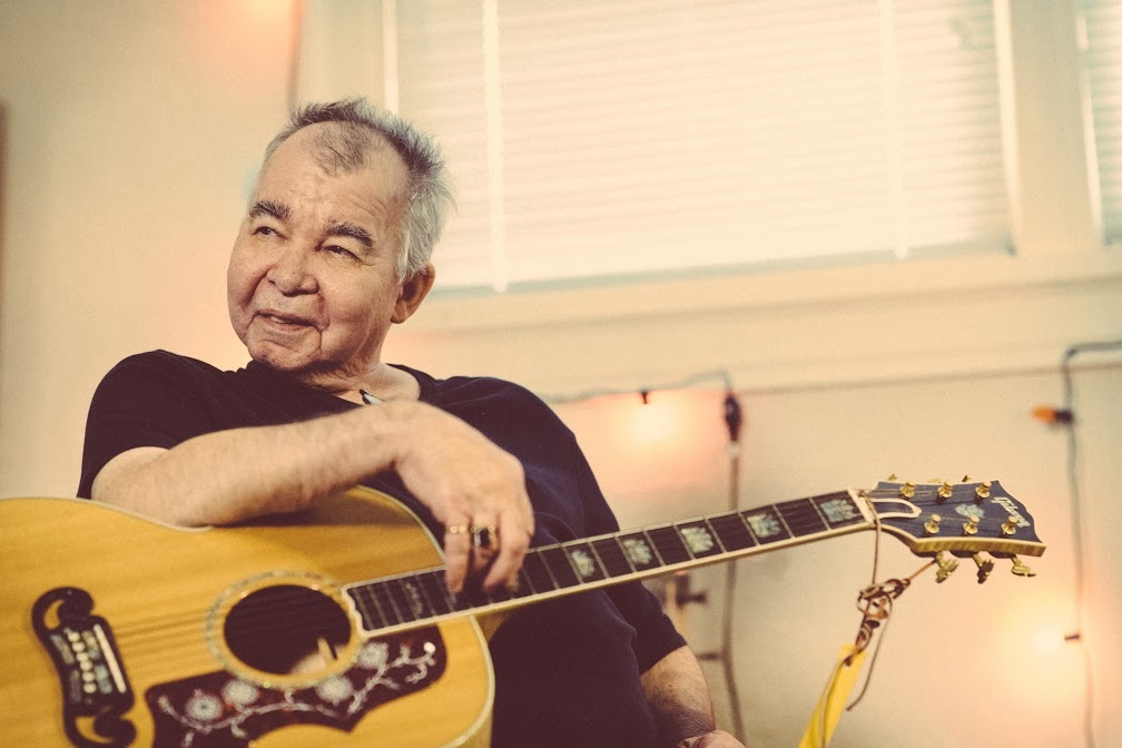 John Prine, lenda da música folk e country, morre aos 73 anos de coronavírus