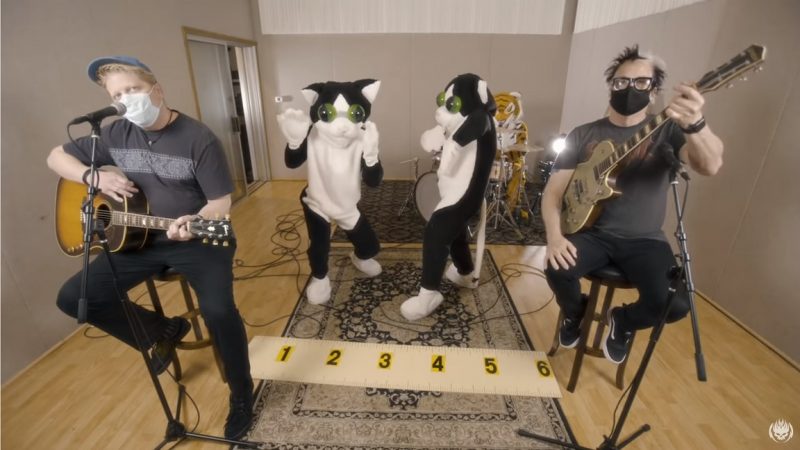 Offspring lança divertido clipe da versão de ‘Here Kitty Kitty’, de Clinton Jonhson