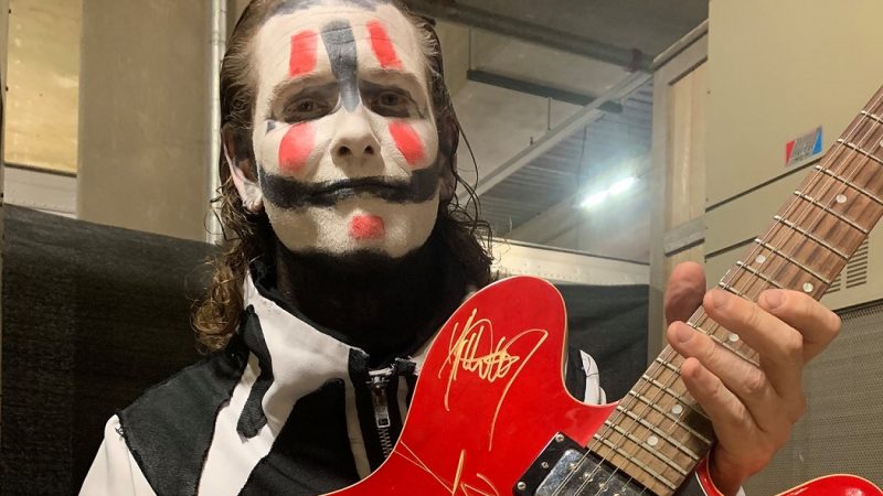 Corey Taylor, do Slipknot, está leiloando 13 guitarras assinadas para ajudar combate ao coronavírus