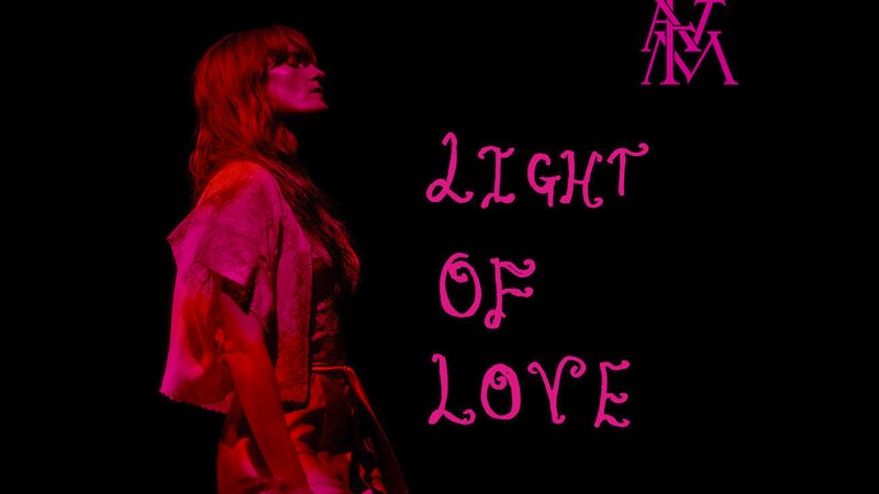 Florence + The Machine lança a inédita ‘Light of Love’; ouça