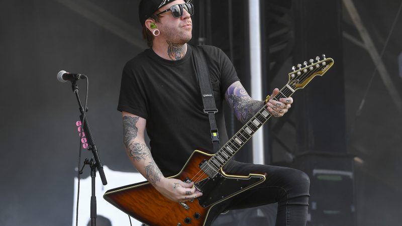 Derek Jones, guitarrista do Falling In Reverse, morre aos 35 anos