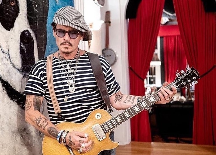 Johnny Depp apresenta clássico de John Lennon em live; assista